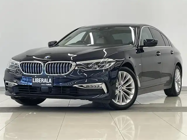 ＢＭＷ ５２３ｄ ラグジュアリー 岡山県 2017(平29)年 5.1万km インペリアル・ブルー・ブリリアント・エフェクト 純正ナビ/３６０°カメラ/純正フルセグＴＶ/ＡＣＣ　/ＰＤＣ/アクティブＰＤＣ緊急ブレーキ/パノラマビュー/インラリジェントＳ/衝突警告/車線逸脱警告/ステアリングサポート/車線変更警告/側面衝突警告/本革シート/シートヒーター（自動起動付き）ALL/パーキングベンチレーション/ミラー型ETC/SOSコールシステム/PTG/コンフォートアクセス