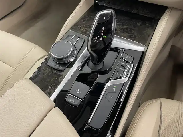 ＢＭＷ ５２３ｄ ラグジュアリー 岡山県 2017(平29)年 5.1万km インペリアル・ブルー・ブリリアント・エフェクト 純正ナビ/３６０°カメラ/純正フルセグＴＶ/ＡＣＣ　/ＰＤＣ/アクティブＰＤＣ緊急ブレーキ/パノラマビュー/インラリジェントＳ/衝突警告/車線逸脱警告/ステアリングサポート/車線変更警告/側面衝突警告/本革シート/シートヒーター（自動起動付き）ALL/パーキングベンチレーション/ミラー型ETC/SOSコールシステム/PTG/コンフォートアクセス