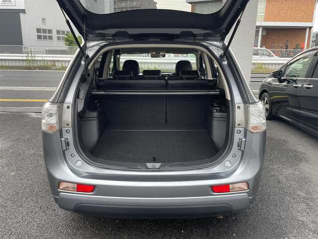 三菱 アウトランダー ＰＨＥＶ G ナビパッケージ 岐阜県 2014(平26)年 6.4万km チタニウムグレーメタリック (株)IDOMが運営する【じしゃロン多治見店】の自社ローン専用車両になります。こちらは現金またはオートローンご利用時の価格です。自社ローンご希望の方は別途その旨お申付け下さい。/メーカーオプションナビ/（BLUETOOTH/DVD/フルセグ）/4WD/レーダークルーズコントロール/レーンキープ/衝突軽減ブレーキ/バックカメラ/電動リアゲート/ALPINEフリップダウンモニター/シートヒーター/オートライト/パドルシフト/ETC/充電プラグ
