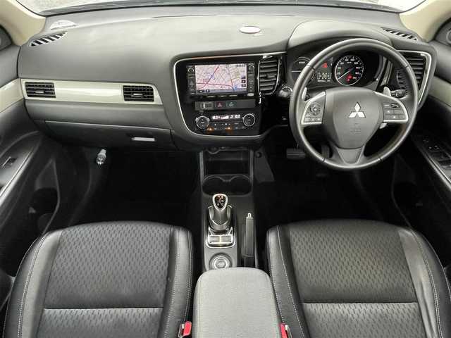 三菱 アウトランダー ＰＨＥＶ G ナビパッケージ 岐阜県 2014(平26)年 6.4万km チタニウムグレーメタリック (株)IDOMが運営する【じしゃロン多治見店】の自社ローン専用車両になります。こちらは現金またはオートローンご利用時の価格です。自社ローンご希望の方は別途その旨お申付け下さい。/メーカーオプションナビ/（BLUETOOTH/DVD/フルセグ）/4WD/レーダークルーズコントロール/レーンキープ/衝突軽減ブレーキ/バックカメラ/電動リアゲート/ALPINEフリップダウンモニター/シートヒーター/オートライト/パドルシフト/ETC/充電プラグ
