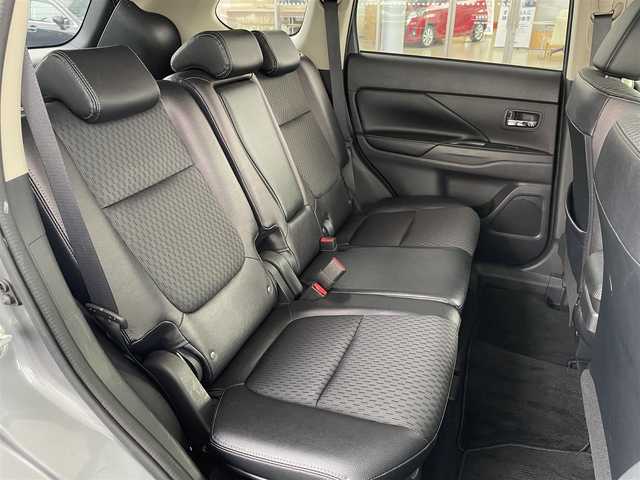 三菱 アウトランダー ＰＨＥＶ G ナビパッケージ 岐阜県 2014(平26)年 6.4万km チタニウムグレーメタリック (株)IDOMが運営する【じしゃロン多治見店】の自社ローン専用車両になります。こちらは現金またはオートローンご利用時の価格です。自社ローンご希望の方は別途その旨お申付け下さい。/メーカーオプションナビ/（BLUETOOTH/DVD/フルセグ）/4WD/レーダークルーズコントロール/レーンキープ/衝突軽減ブレーキ/バックカメラ/電動リアゲート/ALPINEフリップダウンモニター/シートヒーター/オートライト/パドルシフト/ETC/充電プラグ