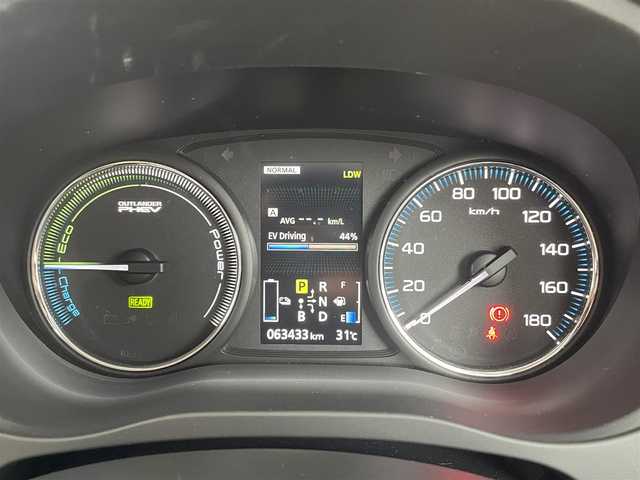 三菱 アウトランダー ＰＨＥＶ G ナビパッケージ 岐阜県 2014(平26)年 6.4万km チタニウムグレーメタリック (株)IDOMが運営する【じしゃロン多治見店】の自社ローン専用車両になります。こちらは現金またはオートローンご利用時の価格です。自社ローンご希望の方は別途その旨お申付け下さい。/メーカーオプションナビ/（BLUETOOTH/DVD/フルセグ）/4WD/レーダークルーズコントロール/レーンキープ/衝突軽減ブレーキ/バックカメラ/電動リアゲート/ALPINEフリップダウンモニター/シートヒーター/オートライト/パドルシフト/ETC/充電プラグ