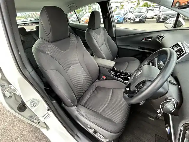 トヨタ プリウス A 岡山県 2019(令1)年 6.7万km ホワイトパールクリスタルシャイン 純正9インチナビ/Bluetooth　CD　DVD/フルセグ　TV/バックカメラ/モデリスタエアロ　（フロント、サイド、リア）/ETC/トヨタセーフティセンス/衝突軽減システム　/衝突軽減ブレーキ/車線逸脱抑制機能/車線逸脱警報/ふらつき警報/交差点危険警報/パーキングサポートブレーキ/リヤクロストラフィックアラート/クリアランスソナー/ブラインドスポットモニター/クルーズコントロール/オートライト/オートハイビームアシスト/ヘッドアップディスプレイ/革ステアリング/ステアリングスイッチ