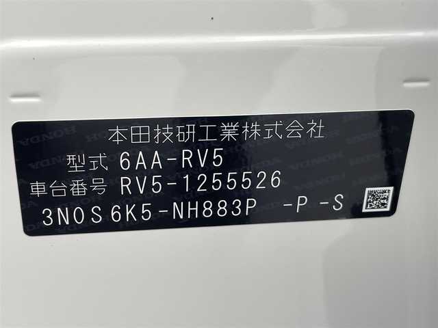 ホンダ ヴェゼル ハイブリッド e:HEV Z 熊本県 2025(令7)年 0.1万km未満 プラチナホワイトパール 登録済未使用車/純正ナビ（ＡｐｐｌＣａｒＰｌａｙ・ＡｎｄｒｏｉｄＡｕｔｏ・フルセグ・ＢＴ・ＵＳＢ）/バックカメラ　/ビルトインＥＴＣ２．０　/前後クリアランスソナー　/ホンダセンシング　/・衝突軽減ブレーキ/・誤発進抑制機能/・後方誤発進抑制機能/・近距離衝突軽減ブレーキ/・歩行者事故低減ステアリング/・路外逸脱制御機能/・アダブティブクルーズコントロール/・渋滞運転支援機能/・先行車発進お知らせ/・標識認識システム/・ブラインドスポットモニター/・車線維持支援システム/・オートハイビーム/横滑り防止/ダウンヒルアシスト/置くだけ充電/前席シートヒーター/ステアリングヒーター/パワーバックドア/ハーフレザーシート/ブレーキホールド/パドルシフト/純正１８インチAW/フロントシーケンシャルウインカー/オートライト/LEDヘッドライト/フォグライト/スマートキー/プッシュスタート/スペアキー1本/保証書/取扱説明書
