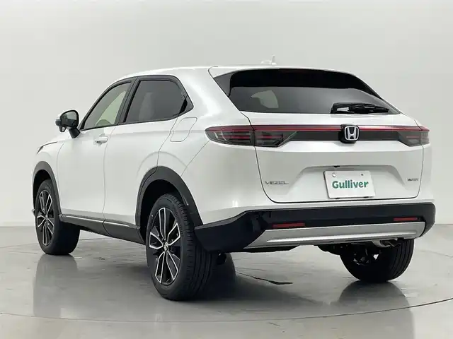 ホンダ ヴェゼル ハイブリッド e:HEV Z 熊本県 2025(令7)年 0.1万km未満 プラチナホワイトパール 登録済未使用車/純正ナビ（ＡｐｐｌＣａｒＰｌａｙ・ＡｎｄｒｏｉｄＡｕｔｏ・フルセグ・ＢＴ・ＵＳＢ）/バックカメラ　/ビルトインＥＴＣ２．０　/前後クリアランスソナー　/ホンダセンシング　/・衝突軽減ブレーキ/・誤発進抑制機能/・後方誤発進抑制機能/・近距離衝突軽減ブレーキ/・歩行者事故低減ステアリング/・路外逸脱制御機能/・アダブティブクルーズコントロール/・渋滞運転支援機能/・先行車発進お知らせ/・標識認識システム/・ブラインドスポットモニター/・車線維持支援システム/・オートハイビーム/横滑り防止/ダウンヒルアシスト/置くだけ充電/前席シートヒーター/ステアリングヒーター/パワーバックドア/ハーフレザーシート/ブレーキホールド/パドルシフト/純正１８インチAW/フロントシーケンシャルウインカー/オートライト/LEDヘッドライト/フォグライト/スマートキー/プッシュスタート/スペアキー1本/保証書/取扱説明書