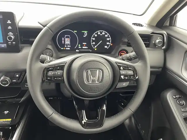 ホンダ ヴェゼル ハイブリッド e:HEV Z 熊本県 2025(令7)年 0.1万km未満 プラチナホワイトパール 登録済未使用車/純正ナビ（ＡｐｐｌＣａｒＰｌａｙ・ＡｎｄｒｏｉｄＡｕｔｏ・フルセグ・ＢＴ・ＵＳＢ）/バックカメラ　/ビルトインＥＴＣ２．０　/前後クリアランスソナー　/ホンダセンシング　/・衝突軽減ブレーキ/・誤発進抑制機能/・後方誤発進抑制機能/・近距離衝突軽減ブレーキ/・歩行者事故低減ステアリング/・路外逸脱制御機能/・アダブティブクルーズコントロール/・渋滞運転支援機能/・先行車発進お知らせ/・標識認識システム/・ブラインドスポットモニター/・車線維持支援システム/・オートハイビーム/横滑り防止/ダウンヒルアシスト/置くだけ充電/前席シートヒーター/ステアリングヒーター/パワーバックドア/ハーフレザーシート/ブレーキホールド/パドルシフト/純正１８インチAW/フロントシーケンシャルウインカー/オートライト/LEDヘッドライト/フォグライト/スマートキー/プッシュスタート/スペアキー1本/保証書/取扱説明書