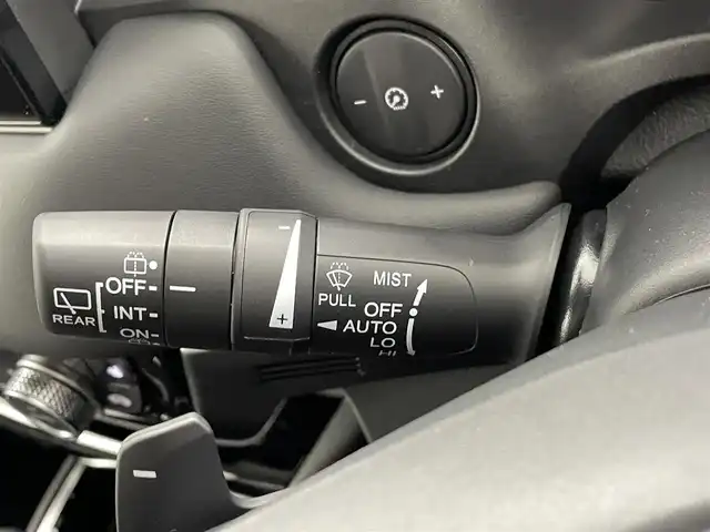 ホンダ ヴェゼル ハイブリッド e:HEV Z 熊本県 2025(令7)年 0.1万km未満 プラチナホワイトパール 登録済未使用車/純正ナビ（ＡｐｐｌＣａｒＰｌａｙ・ＡｎｄｒｏｉｄＡｕｔｏ・フルセグ・ＢＴ・ＵＳＢ）/バックカメラ　/ビルトインＥＴＣ２．０　/前後クリアランスソナー　/ホンダセンシング　/・衝突軽減ブレーキ/・誤発進抑制機能/・後方誤発進抑制機能/・近距離衝突軽減ブレーキ/・歩行者事故低減ステアリング/・路外逸脱制御機能/・アダブティブクルーズコントロール/・渋滞運転支援機能/・先行車発進お知らせ/・標識認識システム/・ブラインドスポットモニター/・車線維持支援システム/・オートハイビーム/横滑り防止/ダウンヒルアシスト/置くだけ充電/前席シートヒーター/ステアリングヒーター/パワーバックドア/ハーフレザーシート/ブレーキホールド/パドルシフト/純正１８インチAW/フロントシーケンシャルウインカー/オートライト/LEDヘッドライト/フォグライト/スマートキー/プッシュスタート/スペアキー1本/保証書/取扱説明書