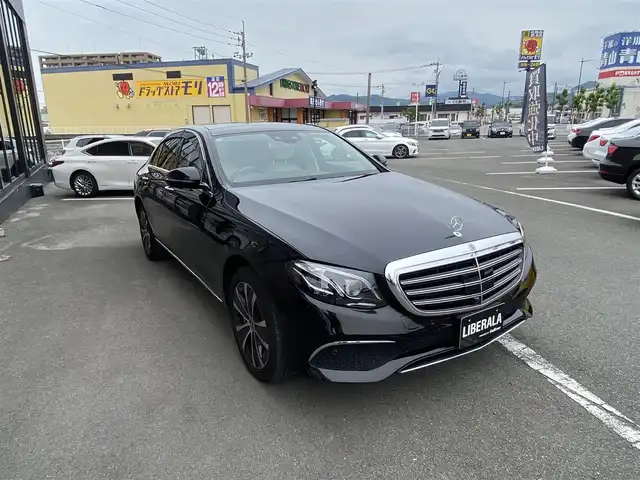 メルセデス・ベンツ Ｅ４５０ 4マチック エクスクルーシブ 福岡県 2019(令1)年 4.9万km 黒 ・サンルーフ/・アダプティブクルーズコントロール/・Ｂｌｕｅｔｏｏｔｈ／ＵＳＢ／ｉＰｏｄ／ＡＵＸ／ＡｐｐｌｅＣａｒＰｌａｙ/・全方位カメラ/・白革シート／シートヒーター/・社外ドライブレコーダー/・ＥＴＣ/・純正18AW/・プッシュスタート/・アイドリングストップ/・スマートキー/・スペアキー/・電動リアゲード/・パワーシート/・レーンキープアシスト/・オートライト/・LEDライト
