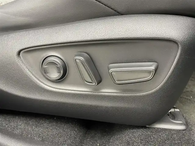 トヨタ ＲＡＶ４ アドベンチャー 宮城県 2023(令5)年 2.4万km アティチュードブラックマイカ 純正１０．５インチコネクティッドナビ/（AM/FM/BT/USB/Apple Car Play/Android Auto)/パノラミックビューモニター/TSS/前席シートヒーター/前席シートエアコン/D席パワーシート/３灯式LEDヘッドライト/ステアリングヒーター/BSM/オートライト/AHB/レーンキープアシスト/ダウンヒルアシストコントロール/ETC2.0/フルセグTV/純正フロアマット/17インチAW/スタッドレスタイヤセット車載
