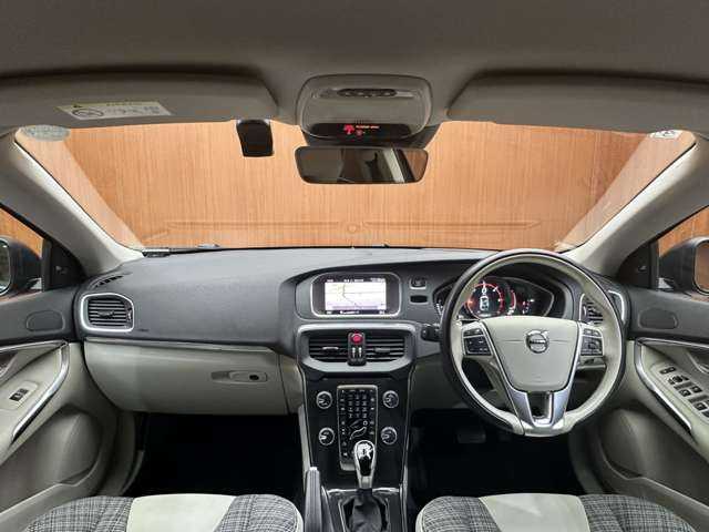 ボルボ Ｖ４０ D4 モメンタム 千葉県 2017(平29)年 4.6万km デニムブルーメタリック ＡＣＣ　/ＢＬＩＳ　/純正ナビ　/バックカメラ　/フルセグＴＶ　/ＥＴＣ　/ＬＥＤヘッドライト　/オートライト　/純正１７インチＡＷ