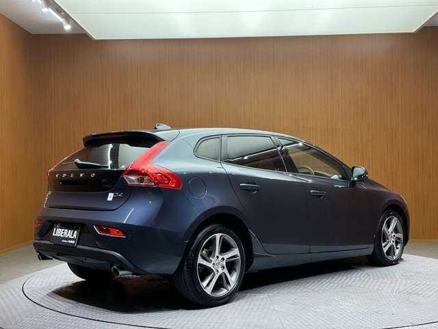 ボルボ Ｖ４０ D4 モメンタム 千葉県 2017(平29)年 4.6万km デニムブルーメタリック ＡＣＣ　/ＢＬＩＳ　/純正ナビ　/バックカメラ　/フルセグＴＶ　/ＥＴＣ　/ＬＥＤヘッドライト　/オートライト　/純正１７インチＡＷ