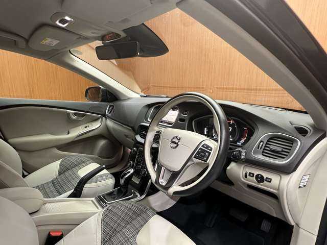ボルボ Ｖ４０ D4 モメンタム 千葉県 2017(平29)年 4.6万km デニムブルーメタリック ＡＣＣ　/ＢＬＩＳ　/純正ナビ　/バックカメラ　/フルセグＴＶ　/ＥＴＣ　/ＬＥＤヘッドライト　/オートライト　/純正１７インチＡＷ