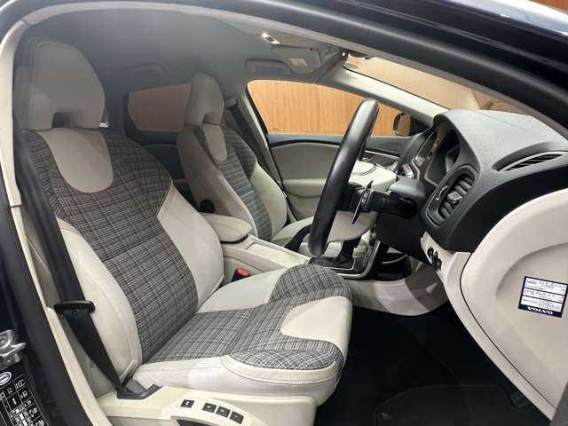 ボルボ Ｖ４０ D4 モメンタム 千葉県 2017(平29)年 4.6万km デニムブルーメタリック ＡＣＣ　/ＢＬＩＳ　/純正ナビ　/バックカメラ　/フルセグＴＶ　/ＥＴＣ　/ＬＥＤヘッドライト　/オートライト　/純正１７インチＡＷ