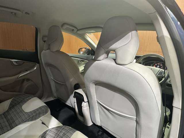 ボルボ Ｖ４０ D4 モメンタム 千葉県 2017(平29)年 4.6万km デニムブルーメタリック ＡＣＣ　/ＢＬＩＳ　/純正ナビ　/バックカメラ　/フルセグＴＶ　/ＥＴＣ　/ＬＥＤヘッドライト　/オートライト　/純正１７インチＡＷ