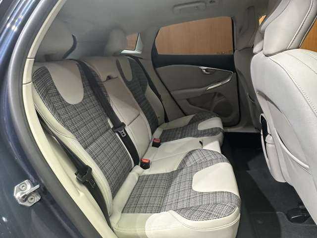 ボルボ Ｖ４０ D4 モメンタム 千葉県 2017(平29)年 4.6万km デニムブルーメタリック ＡＣＣ　/ＢＬＩＳ　/純正ナビ　/バックカメラ　/フルセグＴＶ　/ＥＴＣ　/ＬＥＤヘッドライト　/オートライト　/純正１７インチＡＷ