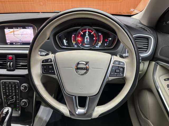 ボルボ Ｖ４０ D4 モメンタム 千葉県 2017(平29)年 4.6万km デニムブルーメタリック ＡＣＣ　/ＢＬＩＳ　/純正ナビ　/バックカメラ　/フルセグＴＶ　/ＥＴＣ　/ＬＥＤヘッドライト　/オートライト　/純正１７インチＡＷ