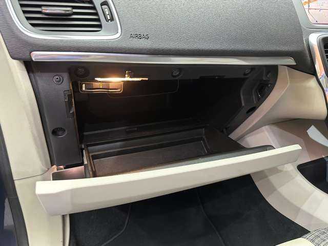 ボルボ Ｖ４０ D4 モメンタム 千葉県 2017(平29)年 4.6万km デニムブルーメタリック ＡＣＣ　/ＢＬＩＳ　/純正ナビ　/バックカメラ　/フルセグＴＶ　/ＥＴＣ　/ＬＥＤヘッドライト　/オートライト　/純正１７インチＡＷ