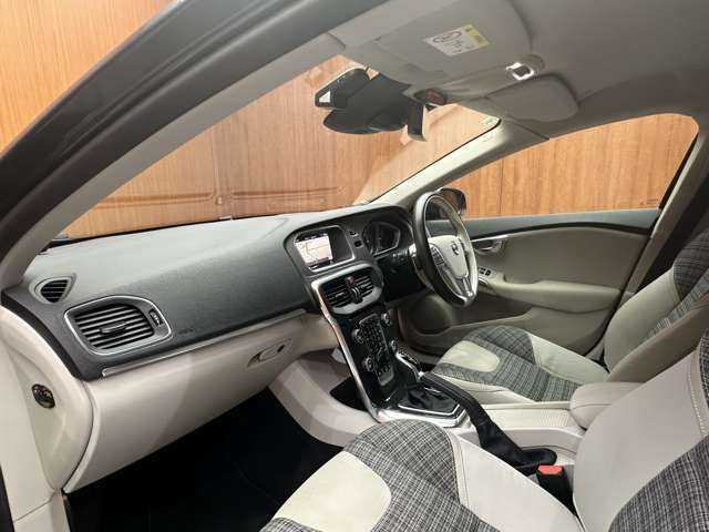 ボルボ Ｖ４０ D4 モメンタム 千葉県 2017(平29)年 4.6万km デニムブルーメタリック ＡＣＣ　/ＢＬＩＳ　/純正ナビ　/バックカメラ　/フルセグＴＶ　/ＥＴＣ　/ＬＥＤヘッドライト　/オートライト　/純正１７インチＡＷ