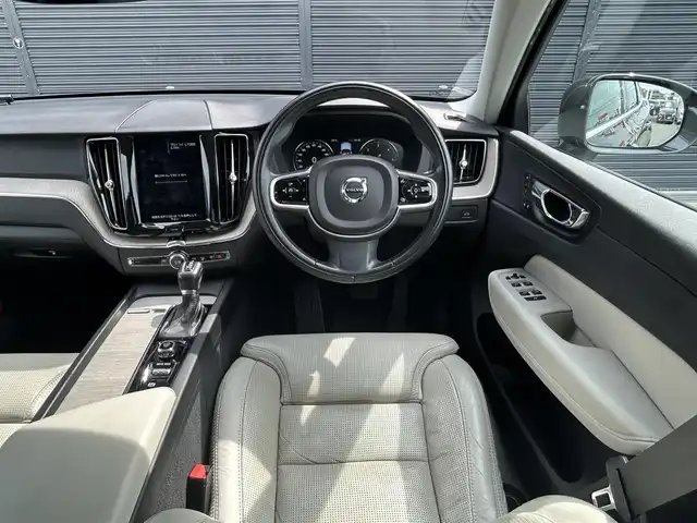 ボルボ ＸＣ６０ D4 AWD インスクリプション 茨城県 2018(平30)年 4.6万km グレー インテリセーフ　/３６０度カメラ　/ＡＣＣ　/ＬＫＡ　/ＢＬＩＳ　/ＨＵＤ　/白革　/シートヒーター　/ベンチレーション　/Ｍ付ＰＷシート　/ＰＷテールゲート　/ナビ　/１２セグ　/ＣａｒＰｌａｙ　/ＢＴ　/ＬＥＤ　/ＥＴＣ2.0　/禁煙車
