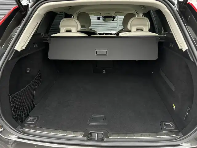 ボルボ ＸＣ６０ D4 AWD インスクリプション 茨城県 2018(平30)年 4.6万km グレー インテリセーフ　/３６０度カメラ　/ＡＣＣ　/ＬＫＡ　/ＢＬＩＳ　/ＨＵＤ　/白革　/シートヒーター　/ベンチレーション　/Ｍ付ＰＷシート　/ＰＷテールゲート　/ナビ　/１２セグ　/ＣａｒＰｌａｙ　/ＢＴ　/ＬＥＤ　/ＥＴＣ2.0　/禁煙車
