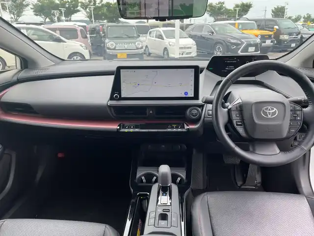 トヨタ プリウス Z 和歌山県 2023(令5)年 2万km プラチナホワイトパールマイカ 純正12.3インチナビ/（BT/AM/FM/)/フルセグTV/全方位カメラ/衝突軽減ブレーキ/レーンキープアシスト/レーダークルーズコントロール/オートライト/ブラインドスポットモニター/前後コーナーセンサー/ビルトインETC/前方ドラレコ/デジタルインナーミラー/パノラマルーフ/前席/・シートベンチレーション/・シートヒーター/D席/・シートメモリー/・パワーシート/ステアリングヒーター/AC１００V充電/スマホ充電/フルオートパワーウィンドウ/電動リアゲート