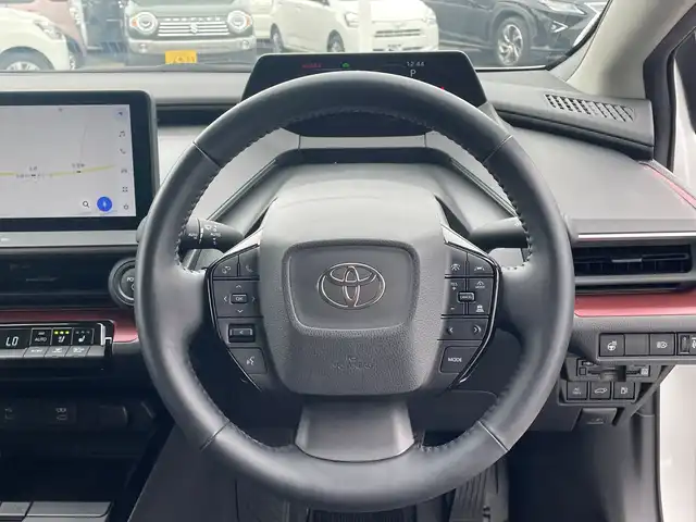 トヨタ プリウス Z 和歌山県 2023(令5)年 2万km プラチナホワイトパールマイカ 純正12.3インチナビ/（BT/AM/FM/)/フルセグTV/全方位カメラ/衝突軽減ブレーキ/レーンキープアシスト/レーダークルーズコントロール/オートライト/ブラインドスポットモニター/前後コーナーセンサー/ビルトインETC/前方ドラレコ/デジタルインナーミラー/パノラマルーフ/前席/・シートベンチレーション/・シートヒーター/D席/・シートメモリー/・パワーシート/ステアリングヒーター/AC１００V充電/スマホ充電/フルオートパワーウィンドウ/電動リアゲート