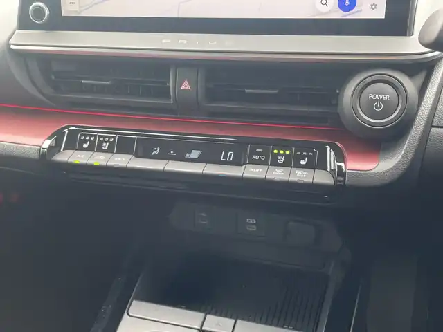 トヨタ プリウス Z 和歌山県 2023(令5)年 2万km プラチナホワイトパールマイカ 純正12.3インチナビ/（BT/AM/FM/)/フルセグTV/全方位カメラ/衝突軽減ブレーキ/レーンキープアシスト/レーダークルーズコントロール/オートライト/ブラインドスポットモニター/前後コーナーセンサー/ビルトインETC/前方ドラレコ/デジタルインナーミラー/パノラマルーフ/前席/・シートベンチレーション/・シートヒーター/D席/・シートメモリー/・パワーシート/ステアリングヒーター/AC１００V充電/スマホ充電/フルオートパワーウィンドウ/電動リアゲート