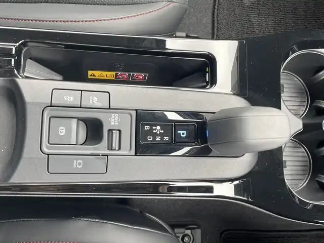トヨタ プリウス Z 和歌山県 2023(令5)年 2万km プラチナホワイトパールマイカ 純正12.3インチナビ/（BT/AM/FM/)/フルセグTV/全方位カメラ/衝突軽減ブレーキ/レーンキープアシスト/レーダークルーズコントロール/オートライト/ブラインドスポットモニター/前後コーナーセンサー/ビルトインETC/前方ドラレコ/デジタルインナーミラー/パノラマルーフ/前席/・シートベンチレーション/・シートヒーター/D席/・シートメモリー/・パワーシート/ステアリングヒーター/AC１００V充電/スマホ充電/フルオートパワーウィンドウ/電動リアゲート