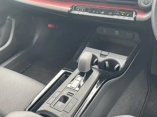 トヨタ プリウス Z 和歌山県 2023(令5)年 2万km プラチナホワイトパールマイカ 純正12.3インチナビ/（BT/AM/FM/)/フルセグTV/全方位カメラ/衝突軽減ブレーキ/レーンキープアシスト/レーダークルーズコントロール/オートライト/ブラインドスポットモニター/前後コーナーセンサー/ビルトインETC/前方ドラレコ/デジタルインナーミラー/パノラマルーフ/前席/・シートベンチレーション/・シートヒーター/D席/・シートメモリー/・パワーシート/ステアリングヒーター/AC１００V充電/スマホ充電/フルオートパワーウィンドウ/電動リアゲート