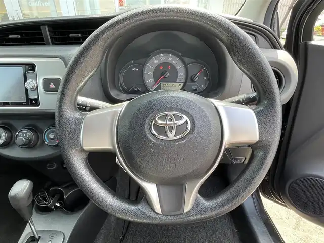 トヨタ ヴィッツ F 道央・札幌 2016(平28)年 8.3万km ブラックマイカ ・４WD/・寒冷地仕様/・ワイパー熱線/・社外メモリナビ/　CD＆DVD＆SD＆AUX/・バックカメラ/・オートハイビーム/・電動格納ミラー/・ウィンカーミラー/・積込夏タイヤ/・バニティミラー/・ETC