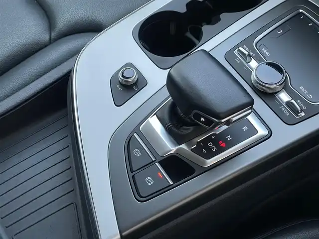 アウディ Ｑ７ 45TFSIクワトロ 山梨県 2019(令1)年 3.5万km グレイシアホワイトメタリック 7人乗/マトリLED /黒革　/OP20AW /バーチャル/純正ＭＭＩメモリナビ/Ｂカメラ/全周囲カメラ/アシスタンスＰ/前Ｐシート/４ゾーンシートＨ/ＡＣＣ/ＬＫＡ/カープレイ/アンドロイドＡ/パワーバックドア/取説/Ａライト/Ａハイビーム