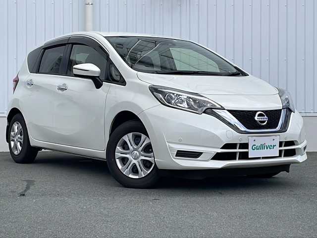 日産 ノート X Vセレクション 三重県 2020(令2)年 0.4万km ブリリアントホワイトパール エマージェンシーブレーキ/前後コーナーセンサー/レーンキープアシスト/純正オーディオ(AM/FM/CD)/ステアリングリモコン/オートライト/電動格納ミラー/禁煙車