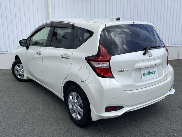 日産 ノート X Vセレクション 三重県 2020(令2)年 0.4万km ブリリアントホワイトパール エマージェンシーブレーキ/前後コーナーセンサー/レーンキープアシスト/純正オーディオ(AM/FM/CD)/ステアリングリモコン/オートライト/電動格納ミラー/禁煙車