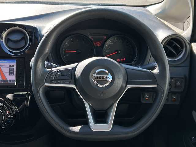 日産 ノート X Vセレクション 石川県 2020(令2)年 0.4万km ブリリアントホワイトパール 社外ナビ【MDV-L504W】/　CD/DVD/FM/AM/Bluetooth/フルセグ/プッシュスタート/スペアキー/前後コーナーセンサー/オートライト/純正フロアマット/横滑り防止/レーンキープアシスト/衝突被害軽減システム/アイドリングストップ