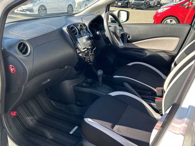 日産 ノート X Vセレクション 石川県 2020(令2)年 0.4万km ブリリアントホワイトパール 社外ナビ【MDV-L504W】/　CD/DVD/FM/AM/Bluetooth/フルセグ/プッシュスタート/スペアキー/前後コーナーセンサー/オートライト/純正フロアマット/横滑り防止/レーンキープアシスト/衝突被害軽減システム/アイドリングストップ