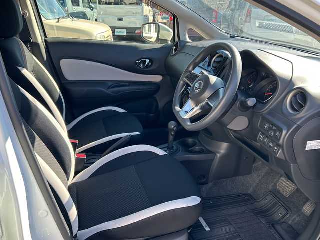 日産 ノート X Vセレクション 石川県 2020(令2)年 0.4万km ブリリアントホワイトパール 社外ナビ【MDV-L504W】/　CD/DVD/FM/AM/Bluetooth/フルセグ/プッシュスタート/スペアキー/前後コーナーセンサー/オートライト/純正フロアマット/横滑り防止/レーンキープアシスト/衝突被害軽減システム/アイドリングストップ