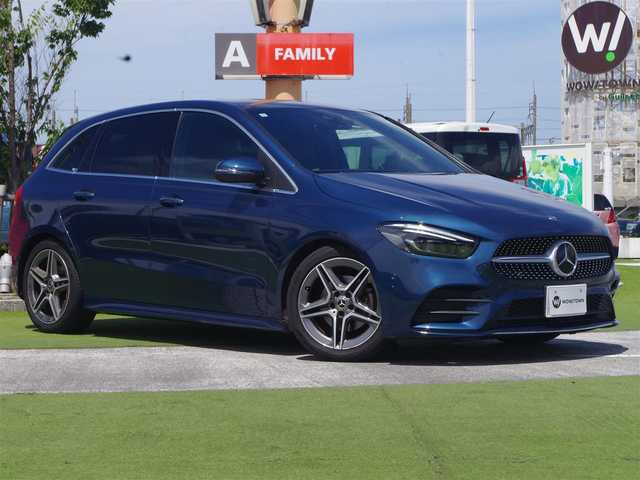 メルセデス・ベンツ Ｂ１８０ AMGライン 千葉県 2019(令1)年 2.2万km デニムブルー アクティブレーンキーピングアシスト/レーンチェンジアシト/アクティブステアリングアシスト/アテンションアシスト/ディストロニック/パワーバックドア/ハーフレザーシート/前席パワーシート/シートヒーター/ワイヤレス充電/純正ナビ/地デジTV/【Bluetooth接続】/バックカメラ/ドライブレコーダー（前後撮影）/革巻きステアリング/ステアリングスイッチ/パドルシフト/ETC（2.0）/LEDヘッドライト/フォグライト/ウインカーミラー/パークトロニック/純正18インチアルミホイル/サイド/カーテンエアバッグ/キーレスゴー