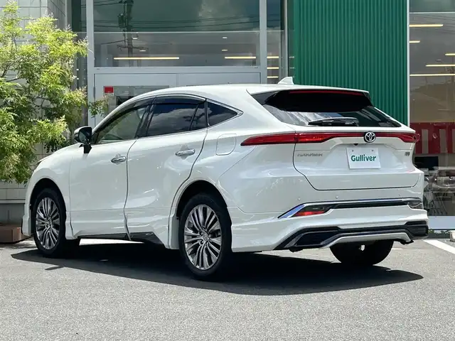 トヨタ ハリアー ハイブリッド Z レザーパッケージ 岡山県 2020(令2)年 4.6万km ホワイトパールクリスタルシャイン 12.3インチJBLサウンドディプレイオーディオ /フルセグTV、Bluetooth、Apple Carplay/Android Auto、AM、FM/パノラミックビューモニター/デジタルインナーミラー（前後録画機能付き）/モデリスタエアロ AVANT EMOTIONAL STYLE/ビルトインETC/前席パワーシート/運転席メモリーシート/前席シートヒーター/前席ベンチレーション/本革シート（ブラウン）/ステアリングヒーター/パワーバックドア/ヘッドアップディスプレイ/電動パーキングブレーキ/ブレーキホールド/トヨタセーフティセンス/・プリクラッシュセーフティ/・レーントレーシングアシスト/・レーダークルーズコントロール/・アダブティブハイビームシステム/・ロードサインアシスト/パーキングサポートブレーキ/先行車発進告知機能/車両接近通報装置/純正エンジンスターター