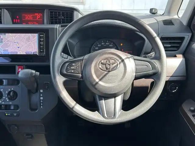 トヨタ タンク X S 福岡県 2016(平28)年 5.1万km ブライトシルバーM 純正SDナビ【NSCD-W66】/(CD/Bluetooth)/バックカメラ/ビルトインETC/スマートアシストII/・衝突警報/・衝突回避支援ブレーキ/・誤発進抑制制御(前方、後方)/・車線逸脱警報/・先行車発進お知らせ/横滑り防止/後席サンシェード/片側パワースライドドア/アイドリングストップ/マルチインフォメーションディスプレイ/オートライト/クリアランスソナー/コーナーセンサー/純正ドライブレコーダー/プッシュスタート/ISOFIX/フロアマット/ドアバイザー/電源ソケット×1/ステアリングスイッチ/電格ミラー/補助確認ミラー/スペアキー×１/ナビ取扱説明書/保証書/取扱説明書