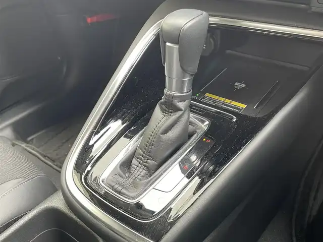 ホンダ ヴェゼル ハイブリッド e:HEV Z 滋賀県 2021(令3)年 4.7万km クリスタルブラックパール ガソリン（ハイブリッド）/4WD(F4)/CVT/純正メモリナビ/（AM/FM/Bluetooth）/車外カメラ/（バック/サイド/フロント/全周囲）/レーダークルーズコントロール/ETC2.0/ワイヤレス充電/パワーバックドア/コーナーセンサー（前後）/シートヒーター（D・N)/横滑り防止装置/衝突軽減ブレーキ/車線逸脱防止/レーンキープアシスト/フロントワイパーデアイサー/ミラーヒーター/ブラインドスポットモニター/USBポート/ステアリングヒーター/ダウンヒルアシスト/ブレーキホールド/電子パーキング/パドルシフト/フォグランプ/オートライト/車外AW付きスタッドレス積込み/（215/60/R17）2021年式/純正マット/ドアバイザー/電動格納ミラー/LEDヘッドライト
