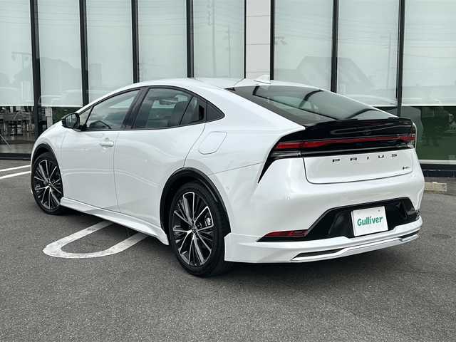 トヨタ プリウス Z 岐阜県 2025(令7)年 0.8万km プラチナホワイトパールマイカ 登録時走行距離：7533km/禁煙車/ワンオーナー/モデリスタエアロ/OPディスプレイオーディオ（ナビ機能付き）/OPデジタルインナーミラー/フルセグテレビ/パノラマビューモニター/ドライブレコーダー/トランクスポイラー/ブラインドスポットモニター/クルーズコントロール/トヨタチームメイト/コーナーセンサー/パワーバックドア/黒合皮レザーシート/シートヒーター/エアシート/ETC２．０/オートライト/オートマチックハイビーム/ワイヤレス充電器/AC１００V/純正19インチアルミホイール/プッシュスタート/スマートキー/保証書/取扱説明書/スペアキー
