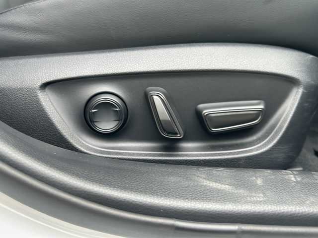 トヨタ プリウス Z 岐阜県 2025(令7)年 0.8万km プラチナホワイトパールマイカ 登録時走行距離：7533km/禁煙車/ワンオーナー/モデリスタエアロ/OPディスプレイオーディオ（ナビ機能付き）/OPデジタルインナーミラー/フルセグテレビ/パノラマビューモニター/ドライブレコーダー/トランクスポイラー/ブラインドスポットモニター/クルーズコントロール/トヨタチームメイト/コーナーセンサー/パワーバックドア/黒合皮レザーシート/シートヒーター/エアシート/ETC２．０/オートライト/オートマチックハイビーム/ワイヤレス充電器/AC１００V/純正19インチアルミホイール/プッシュスタート/スマートキー/保証書/取扱説明書/スペアキー