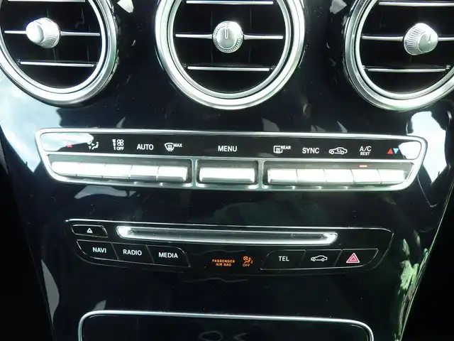 メルセデス・ベンツ ＧＬＣ２２０ d 4マチックスポーツ 千葉県 2018(平30)年 5.2万km ダイヤモンドホワイト アクティブブレーキアシスト/ブラインドスポットアシスト/レーンキープアシスト/アテンションアシスト/ヘッドアップディスプレイ/ディスタンスパイロット/パワーバックドア/純正HDDナビ/地デジTV/【DVD/CD再生機能　Bluetooth接続】/360°カメラ/ドライブレコーダー/前席パワーシート/各席シートヒーター/革巻きステアリング/ステアリングスイッチ/パドルシフト/ETC/LEDヘッドライト/フォグライト/ウインカーミラー/純正19インチアルミホイル/サイド/カーテンエアバッグ/キーレスゴー