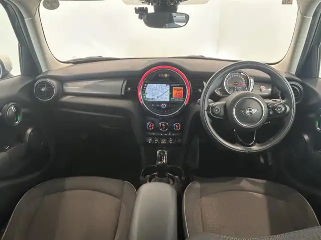 ＭＩＮＩ ミニ クーパー D 愛知県 2020(令2)年 5.4万km ブリティッシュ・レーシング・グリーン・メタリック ＬＣＩモデル　/ペッパーＰＫＧ　/コンフォートアクセス　/純正ナビ　/Ｂｌｕｅｔｏｏｔｈ　/バックカメラ　/インテリジェントセーフティー　/アンビエントライト/コーナーセンサー　/ＥＴＣ　/オートライト　/オートワイパー/LEDヘッドライト/プッシュスタート/アイドリングストップ
