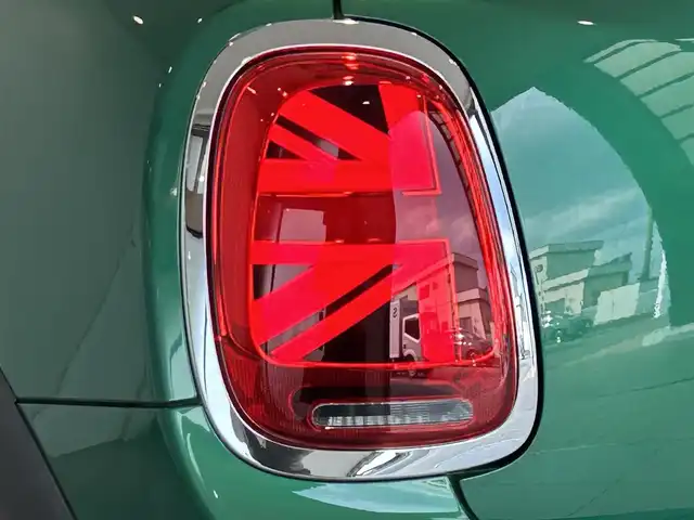 ＭＩＮＩ ミニ クーパー D 愛知県 2020(令2)年 5.4万km ブリティッシュ・レーシング・グリーン・メタリック ＬＣＩモデル　/ペッパーＰＫＧ　/コンフォートアクセス　/純正ナビ　/Ｂｌｕｅｔｏｏｔｈ　/バックカメラ　/インテリジェントセーフティー　/アンビエントライト/コーナーセンサー　/ＥＴＣ　/オートライト　/オートワイパー/LEDヘッドライト/プッシュスタート/アイドリングストップ