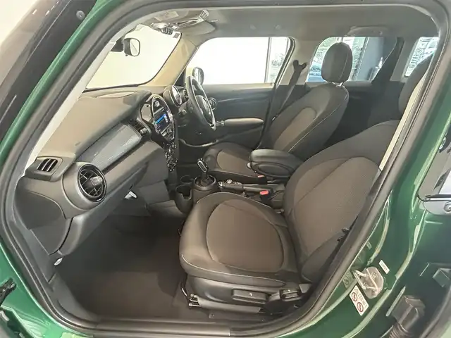 ＭＩＮＩ ミニ クーパー D 愛知県 2020(令2)年 5.4万km ブリティッシュ・レーシング・グリーン・メタリック ＬＣＩモデル　/ペッパーＰＫＧ　/コンフォートアクセス　/純正ナビ　/Ｂｌｕｅｔｏｏｔｈ　/バックカメラ　/インテリジェントセーフティー　/アンビエントライト/コーナーセンサー　/ＥＴＣ　/オートライト　/オートワイパー/LEDヘッドライト/プッシュスタート/アイドリングストップ