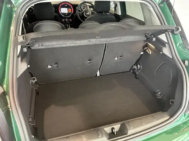 ＭＩＮＩ ミニ クーパー D 愛知県 2020(令2)年 5.4万km ブリティッシュ・レーシング・グリーン・メタリック ＬＣＩモデル　/ペッパーＰＫＧ　/コンフォートアクセス　/純正ナビ　/Ｂｌｕｅｔｏｏｔｈ　/バックカメラ　/インテリジェントセーフティー　/アンビエントライト/コーナーセンサー　/ＥＴＣ　/オートライト　/オートワイパー/LEDヘッドライト/プッシュスタート/アイドリングストップ
