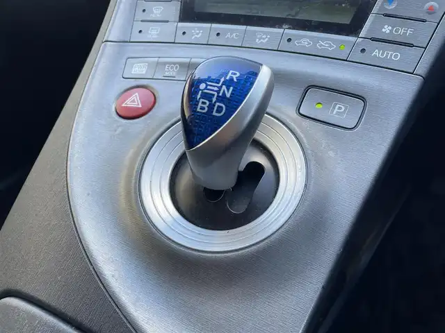 トヨタ プリウス S 大阪府 2013(平25)年 8.5万km 黒 (株)IDOMが運営する【じしゃロン東大阪店】の自社ローン専用車両になりますこちらは現金またはオートローンご利用時の価格です。自社ローンご希望の方は別途その旨お申付け下さい/純正HDDナビ【NHZT-W58G】/CD、DVD、BTオーディオ、フルセグTV、Mサーバー/バックカメラ/スマートキー＆プッシュスタート/社外17インチアルミ/フロント/サイド/リア　エアロ/オートライト/HIDへッドライト/フォグ/オートエアコン/ETC/社外シートカバー/トノカバー/取説＆保証書/スペアスマートキー