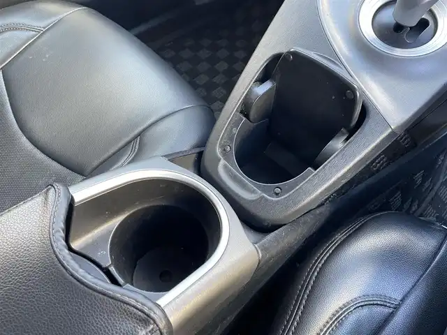 トヨタ プリウス S 大阪府 2013(平25)年 8.5万km 黒 (株)IDOMが運営する【じしゃロン東大阪店】の自社ローン専用車両になりますこちらは現金またはオートローンご利用時の価格です。自社ローンご希望の方は別途その旨お申付け下さい/純正HDDナビ【NHZT-W58G】/CD、DVD、BTオーディオ、フルセグTV、Mサーバー/バックカメラ/スマートキー＆プッシュスタート/社外17インチアルミ/フロント/サイド/リア　エアロ/オートライト/HIDへッドライト/フォグ/オートエアコン/ETC/社外シートカバー/トノカバー/取説＆保証書/スペアスマートキー