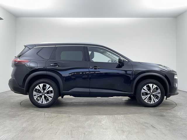 日産 エクストレイル X e－4ORCE 兵庫県 2022(令4)年 2.2万km ダイヤモンドブラック ・純正９インチナビ（MJ322D-L）/CD/DVD/TV/Bluetooth/SD/・バックカメラ/・ビルトインＥＴＣ2.0/・プロパイロット/・サイドエアバッグ〈前席〉/・カーテンエアバッグ/・ヒルスタートアシスト/・アドバンスドヒルディセントコントロール/・インテリジェント エマージェンシーブレーキ/・踏み間違い衝突防止アシスト/・標識検知機能/・前方衝突予測警報/・ふらつき警報/・車線逸脱防止支援システム/・車線逸脱警報/・後側方衝突防止支援システム/・後側方車両検知警報/・後退時車両検知警報/・クルーズコントロール/・パワーバックドア/・前席パワーシート/・全席シートヒーター/・防水セルクロスシート/・ステアリングヒーター/・ハイビームアシスト/・e-Pedal/・社外ドライブレコーダー（DRV-350）/・純正フロアマット/・純正アルミホイール/・ルーフレール/・インテリジェントキー